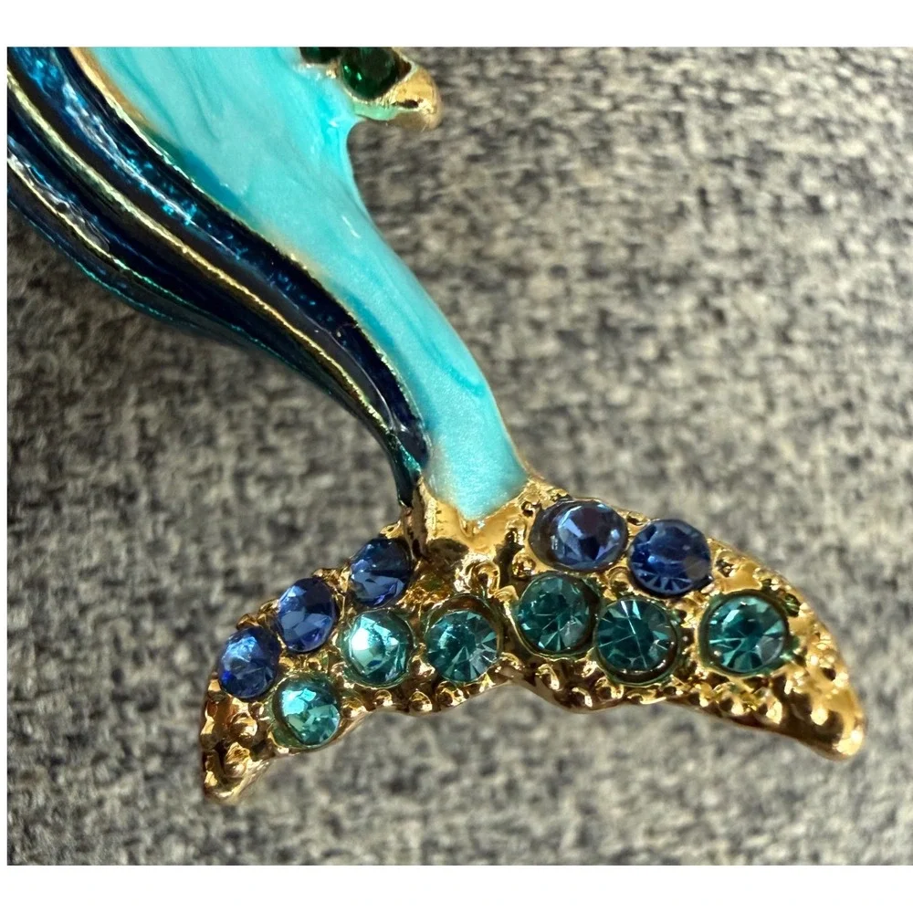 N/A whale brooch